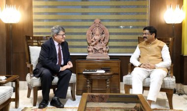 ନୂଆଦିଲ୍ଲୀ ଠାରେ କେନ୍ଦ୍ର ଶିକ୍ଷା ମନ୍ତ୍ରୀଙ୍କୁ ଭେଟିଲେ ନୀତି ଆୟୋଗ ଉପାଧ୍ୟକ୍ଷ ସୁମନ ବେରୀ : ଓମଟିଭି