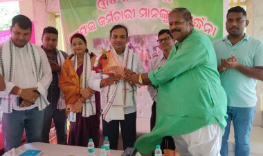 ସଫେଇ କର୍ମଚାରୀଙ୍କୁ ନୂତନ ବସ୍ତ୍ର ଓ ମିଠା ବଣ୍ଟନ : OmmTv