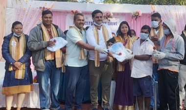 ୧୨ ନମ୍ବର ୱାର୍ଡରେ ଗଣସଫେଇ ଓ ସାନିଟାରୀ କିଟ୍ ବଣ୍ବନ : Ommtv