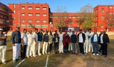Friendly Cricket Match at DAV Cspur : Ommtv