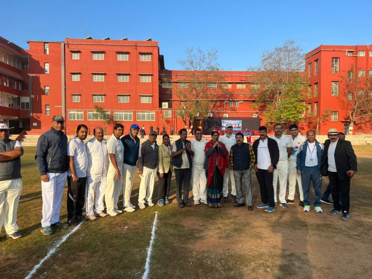 Friendly Cricket Match at DAV Cspur : Ommtv