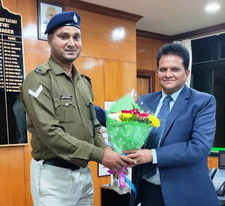 RAILWAY MINISTER’S JEEWAN RAKSHA PADAK TO ALERT RPF CONSTABLE OF BHUBANESWAR STATION:Ommtv