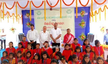 କିଟ୍‍ ପକ୍ଷରୁ ସତ୍ୟଭାମାପୁର କସ୍ତୁରବା ଗାନ୍ଧୀ ନ୍ୟାସ୍‍ନାଲ୍‍ ମେମୋରିଆଲ୍‍ ଟ୍ରଷ୍ଟ ଛାତ୍ରୀଙ୍କୁ ଶିକ୍ଷା ସହାୟତା ଅନ୍ତେବାସୀଙ୍କ ସହ ରଜ ପାଳିତ ଅଚ୍ୟୁତ ସାମନ୍ତ ; Ommtv