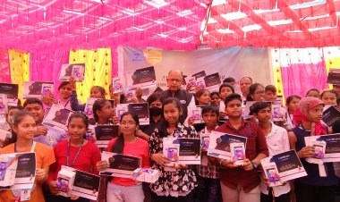 ଓଡିଆ ଫାଉଣ୍ଡେସନ ପକ୍ଷରୁ ଯୁବ ପ୍ରତିଭା ଚୟନ ପ୍ରତିଯୋଗିତା, ୨୦୦ ଜଣ ଛାତ୍ରଛାତ୍ରୀଙ୍କୁ ମୋବାଇଲ ବାଣ୍ଟିଲେ ସାଂସଦ ଅମର ପଟ୍ଟନାୟକ : Ommtv