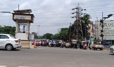 ଟ୍ରାଫିକ୍ ଛକରେ ଲେନ୍ ଡ଼୍ରାଇଭ ପାଲଟିଛି ପ୍ରହସନ : Ommtv Round The Clock