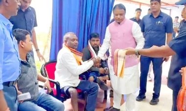 ନିଜ ବାସଭବନରେ ଦିବ୍ୟାଙ୍ଗ ମାନଙ୍କୁ ସମ୍ବର୍ଦ୍ଧିତ କଲେ ମୁଖ୍ୟମନ୍ତ୍ରୀ : Ommtv.in