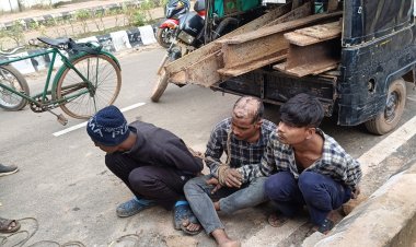 ଆରପିଏଫ୍ ଜଗିଛି, ଚୋର ଚୋରି କରୁଛି , ରେଳକର୍ମଚାରୀ ଦୁର୍ବୃତଙ୍କୁ ଧରି ଆରପିଏଫକୁ ଜିମାଦେଲେ : Ommtv