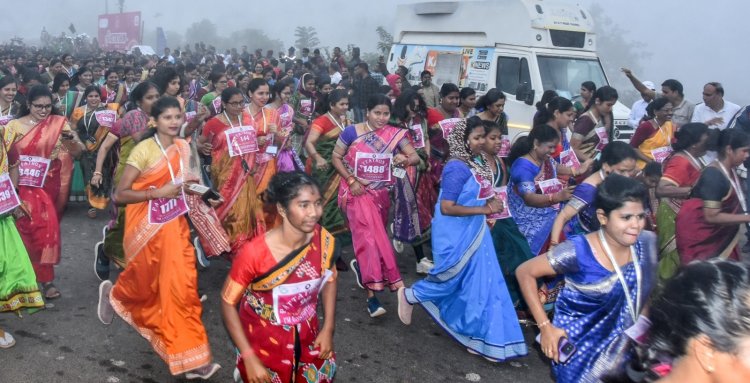 Mini Marathon by KIIT and KISS, 6,000 Women Run in Sarees at Pattathon : Ommtv