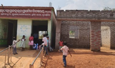 ଦୁର୍ଗମ ଅଞ୍ଚଳର ଉଚ୍ଚ ପ୍ରାଥମିକ ବିଦ୍ୟାଳୟର ଗୋଟିଏ କୋଠରୀରେ ଆଠଟି ଶ୍ରେଣୀ ଚାଲିଅଛି : Ommtv