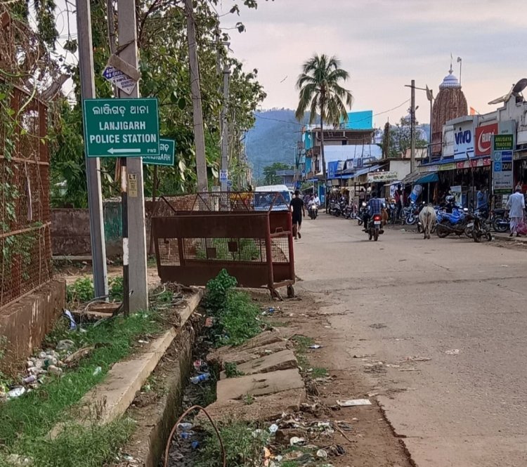 ଲାଞ୍ଜିଗଡ ସହରର ମୁଖ୍ୟ ରାସ୍ତା ମାସ ପରେ ମାସ ବିତିଗଲା କେବେ ଆଉ ସୁଧୀରିବ:Ommtv Kalingavikas