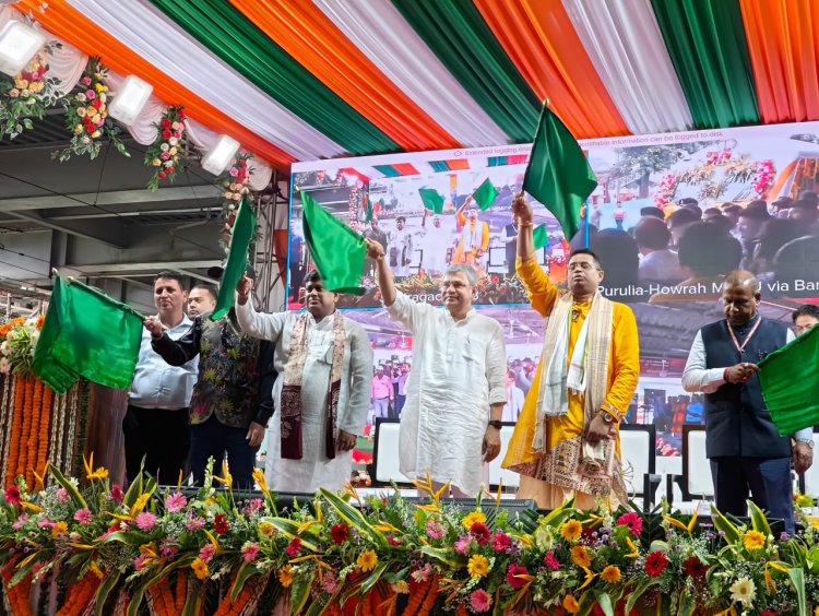 Hon’ble Minister of Railways Flags Off MEMU Train No. 08121 from Purulia to Howrah via Masagram and Inspects Santragachi Station Redevelopment under Amrit Bharat Scheme:Ommtv Kalinga Vikas