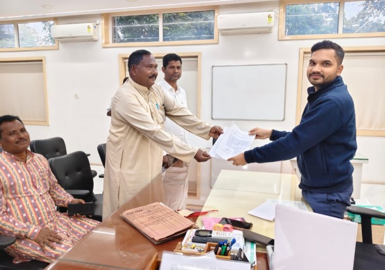 ଲାଞ୍ଜିଗଡ ସହରର ମୁଖ୍ୟ ରାସ୍ତାକୁ ସମ୍ପ୍ରସାରଣ କରିବା ପାଇଁ ପୁଣି ଜିଲ୍ଲାପାଳଙ୍କୁ ଭେଟିଲେ ଲାଞ୍ଜିଗଡ ଅଞ୍ଚଳ ବାସୀ Ommtv Kalinga Vikas