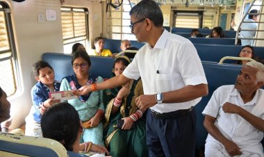 A Train, 200 Books and a Journey That Made Reading a Shared Experience