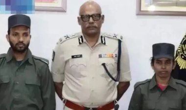 ୭ ଲକ୍ଷ ଟଙ୍କାର ପୁରସ୍କାର ଥିବା ମାଓବାଦୀ ଦମ୍ପତିଙ୍କ ଆତ୍ମସମର୍ପଣ, ପୁଲିସକୁ ହସ୍ତାନ୍ତର କଲେ ଅସ୍ତ୍ରଶସ୍ତ୍ର   